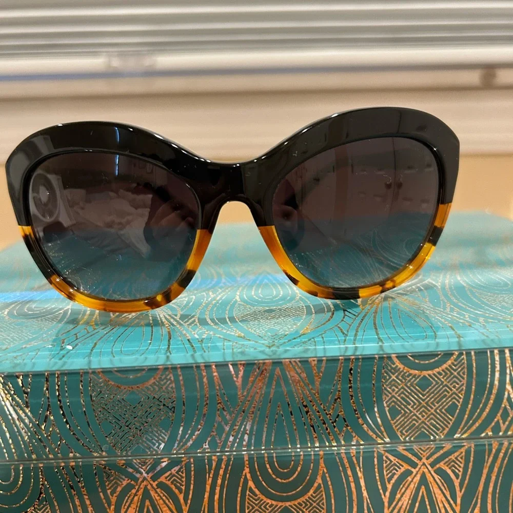 Authentic Coach black tortoise and brown woman’s sunglasses - Picture 1 of 3